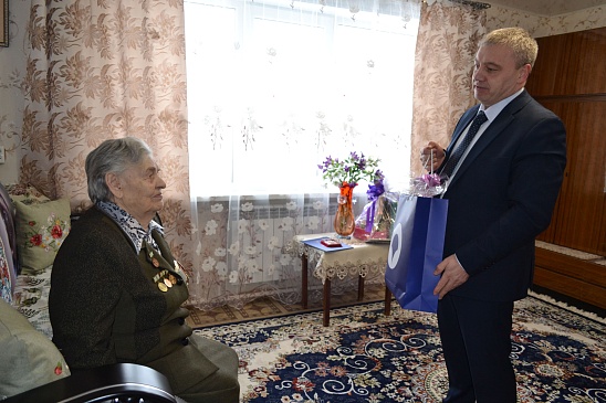 Югорский филиал «СОГАЗ-Мед» поздравил ветерана с 80-летием со дня снятия блокады Ленинграда, новости, пресс-релизы, статьи, «СОГАЗ-Мед», омс